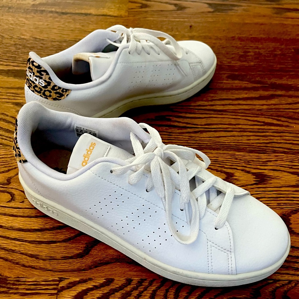 Women’s Adidas Advantage tennis shoes